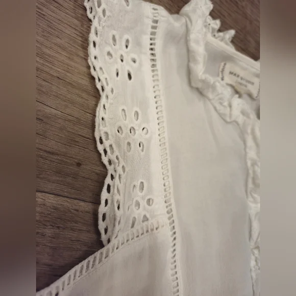 Max Studio London White Eyelet Sleeveless Blouse - Picture 3 of 11